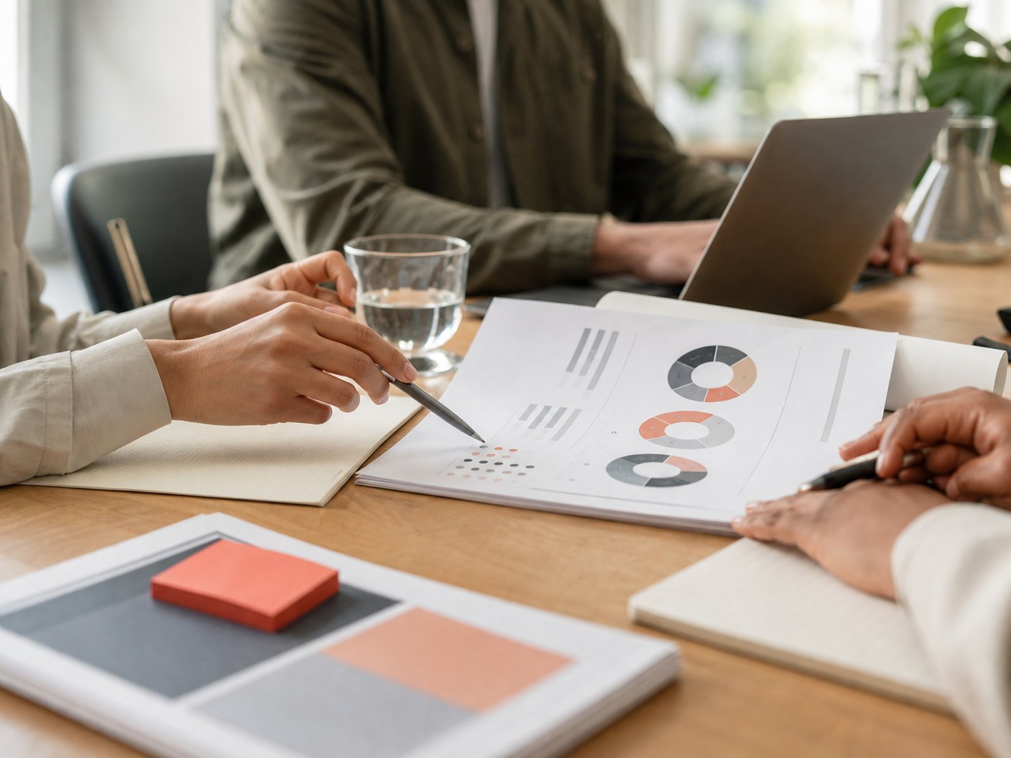 Visión práctica de equipo negociador trabajando en un plan de igualdad